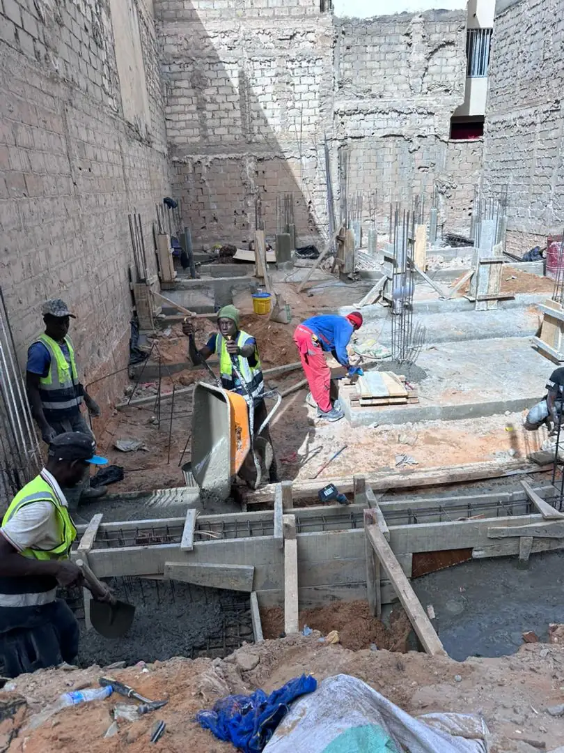 Coulage du béton dans le coffrage des longrines