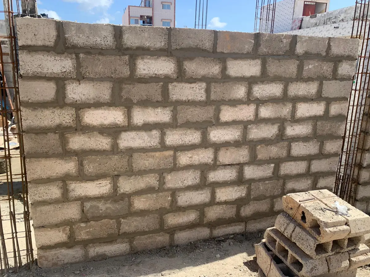 Mur en agglos de ciment fraîchement monté